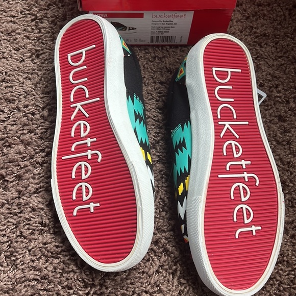 NWT Bucketfeet sneakers size 2Y - Picture 2 of 5